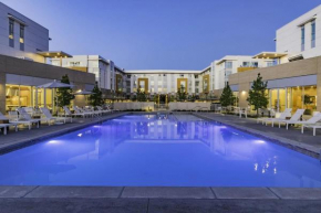Crystal Flats King Bed Pool Fitness Center Dog Park Wellness Center BBQ